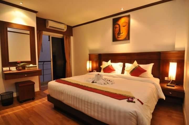 Hemingway'S Hotel Patong Exterior photo